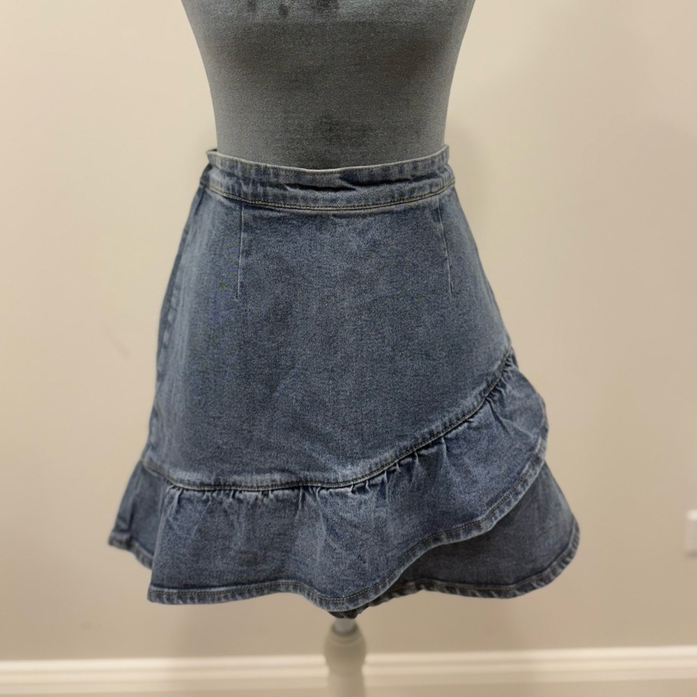 NWT Ruffle Denim Skirt. Sz Small